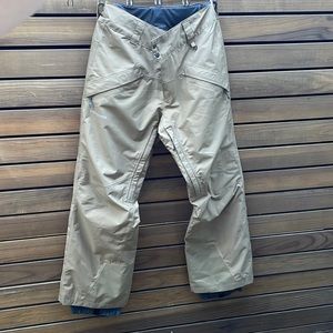 Men’s Patagonia tan khaki size medium snowboard, ski, snow pants. Lightly lined.